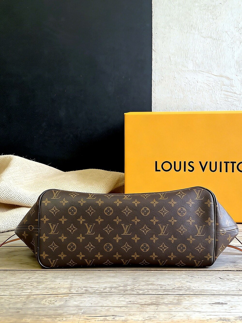 Louis Vuitton Monogram Neverfull GM Tote with Beige Lining - Picture 2 of 6